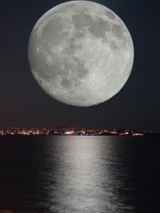 Гигантская Луна появится этой ночью на небе