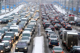Снегопад устроил пробки на московских дорогах