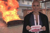 Ведущая "Ревизорро" Лена  Летучая публично сожгла кровать в Краснодаре