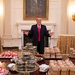 Из-за шатдауна Трамп организовал в Белом доме приём с дешевым фастфудом - на свои