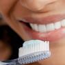 Стоматологи не рекомендуют чистить зубы сразу после приема пищи