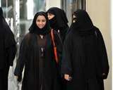Женщины впервые явились на избирательные участки в Саудовской Аравии