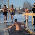 Специалисты советуют, как правильно окунуться в крещенскую прорубь