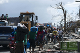 Гуманитарная катастрофа Филиппин: всю еду уносят чиновники (ФОТО)