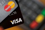 Visa и Mastercard прекратили работу в России, Сбербанк рекомендует расплачиваться наличными за рубежом