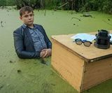 Фотосессия с рабочим столом в болоте прославила челябинского подростка