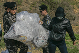 Северные корейцы ловят вражеских змей, коварно засланных южанами