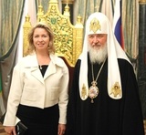 Патриарх вручил Светлане Медведевой высшую церковную награду