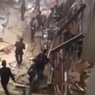 Обрушение балкона с людьми в здании фондовой биржи в Индонезии попало на видео