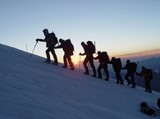 На Эльбрусе спасатели извлекли альпиниста из расщелины