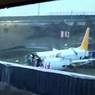 В Стамбуле самолет компании Pegasus врезался в ограждение в аэропорту