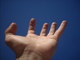 Специалисты раскрыли причину хруста пальцев