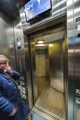 В Москве лифт с женщиной внутри сорвался в шахту с высоты 5 этажа