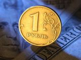Официальный курс рубля вырос к доллару и снизился к евро