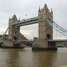 В Лондоне экскурсионный теплоход врезался в Тауэрский мост