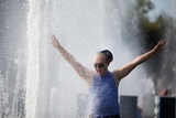 Московские власти разрешили ВДВшникам купаться в фонтанах